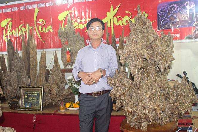  Ông Võ Văn Duy bên sản phẩm trầm hương.