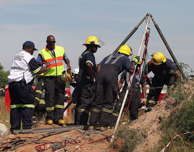 Lực lượng cứu hộ tìm kiếm các thợ mỏ mắc kẹt tại Benoni, đông Johannesburg, Nam Phi năm 2014. (Nguồn: EPA/Malaysia Insight/TTXVN)