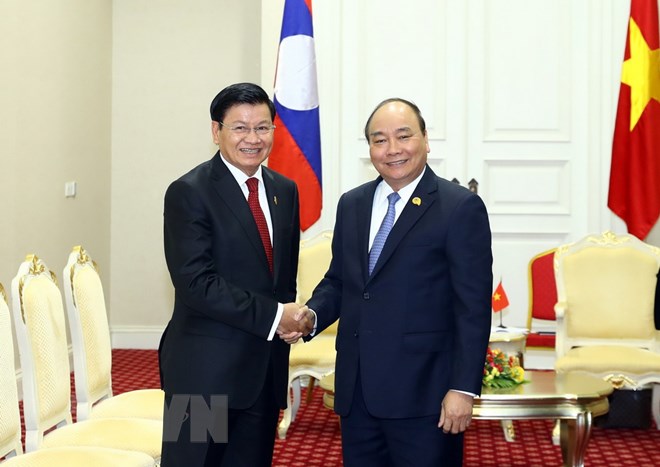 Thủ tướng Nguyễn Xuân Phúc gặp Thủ tướng Lào Thongloun Sisoulith. (Nguồn: TTXVN)