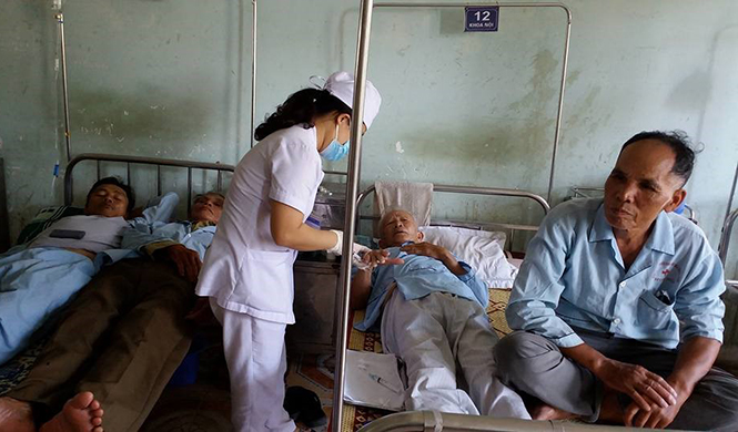 Đội ngũ cán bộ y tế ở Bệnh viện đa khoa khu vực Bắc Quảng Bình luôn phải đối mặt với áp lực công việc do tình trạng quá tải người bệnh.