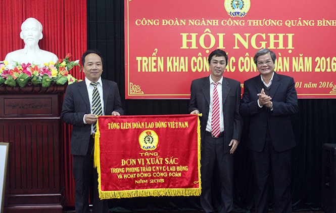 Đại diện Ban Chấp hành Công đoàn ngành Công thương nhận Cờ thi đua năm 2015 của Tổng Liên đoàn Lao động Việt Nam.