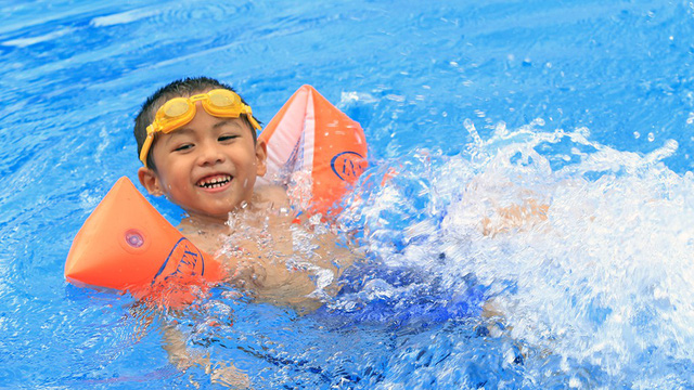  Trẻ em bơi lội sẽ làm tăng chiều cao - Ảnh: GIA TIẾN