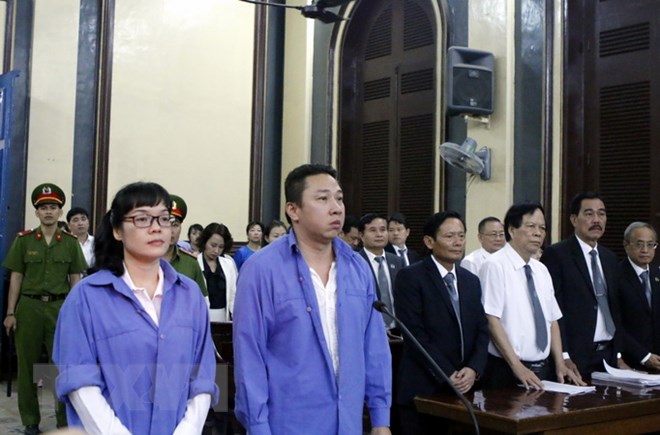 Bị cáo Huỳnh Thị Huyền Như và Võ Anh Tuấn tại phiên tòa ngày 8/2. (Ảnh: Hoàng Hải/TTXVN)