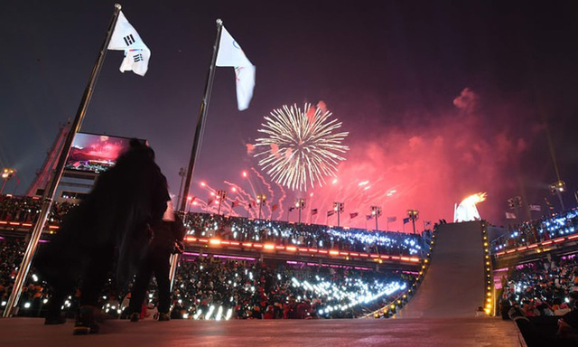Ngọn đuốc Olympic mùa đông 2018 được thắp trên đài lửa - Ảnh: GETTY IMAGES