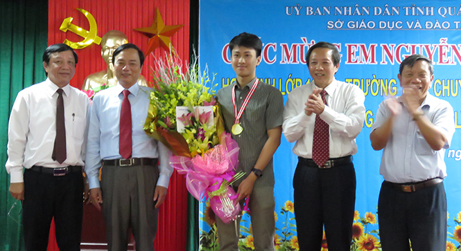Đồng chí Bí thư Tỉnh ủy Hoàng Đăng Quang và lãnh đạo Sở GD-ĐT chúc mừng em Nguyễn Thế Quỳnh đoạt HCV Vật lý quốc tế năm 2017.