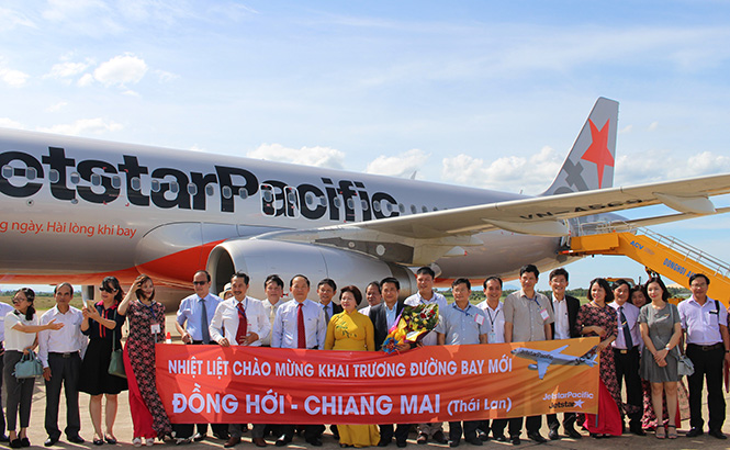 Các đồng chí lãnh đạo tỉnh, các sở, ngành dự lễ khai trương đường bay quốc tế Đồng Hới - Chiang Mai.