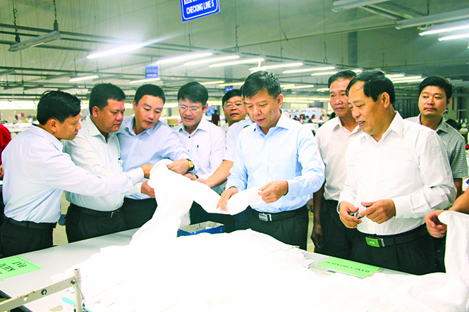 Đồng chí Nguyễn Hữu Hoài, Phó Bí thư Tỉnh ủy, Chủ tịch UBND tỉnh kiểm tra chất lượng sản phẩm may mặc của Công ty S&D Quảng Bình.