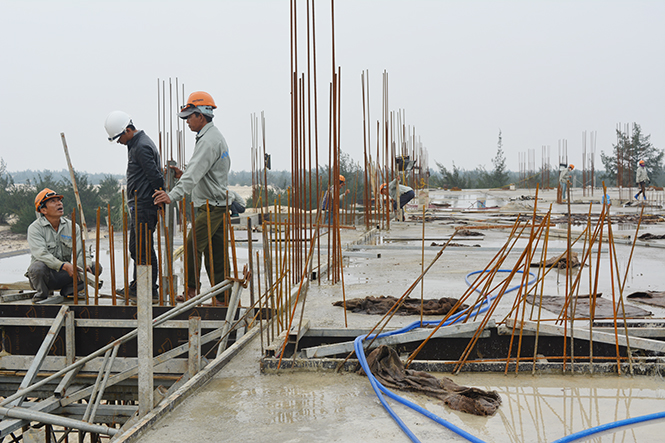  Trên công trình đang xây dựng của Dự án FLC (xã biển Hải Ninh).