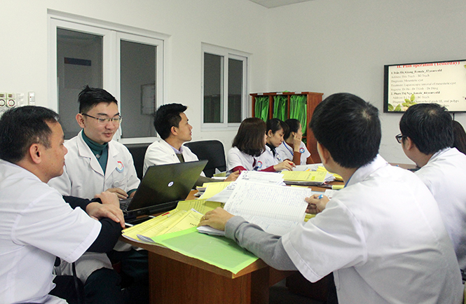 Tổ chức giao ban bằng tiếng Anh giúp đội ngũ bác sĩ, điều dưỡng được “tắm mình” trong môi trường giao tiếp ngoại ngữ.