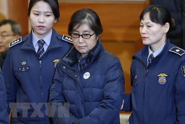Bà Choi Soon-sil (giữa) được áp giải tới Tòa án Hiến pháp ở Seoul, Hàn Quốc. (Nguồn: AFP/TTXVN)