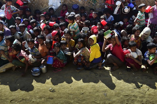 Người tị nạn Hồi giáo Rohingya chờ nhận thực phẩm cứu trợ tại trại tị nạn Thankhali ở Ukhia, Bangladesh ngày 21-1. (Nguồn: AFP/TTXVN)