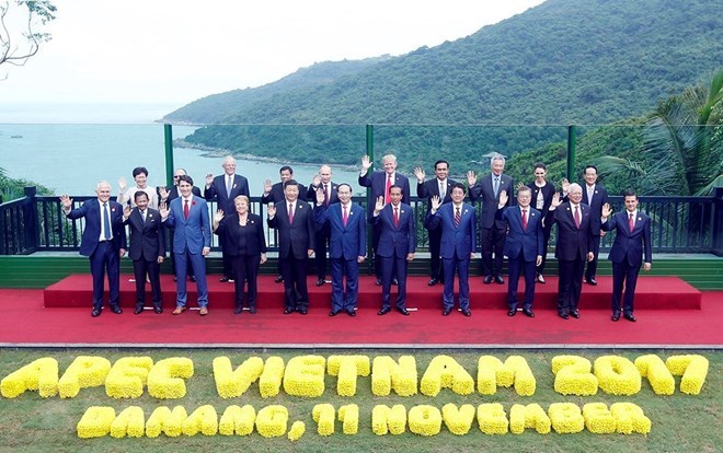 Chủ tịch nước Trần Đại Quang và các Trưởng đoàn dự Hội nghị các Nhà lãnh đạo Kinh tế APEC lần thứ 25 chụp ảnh chung. (Ảnh: TTXVN)