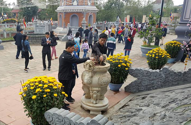 Chùa Hoằng Phúc đón hàng ngàn người dân đến chùa lễ Phật ngày đầu năm.