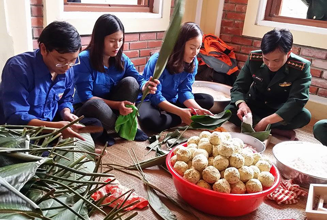 Đoàn viên, thanh niên huyện Quảng Trạch tổ chức gói bánh chưng dâng Đại tướng Võ Nguyên Giáp trong dịp Tết Mậu Tuất 2018.