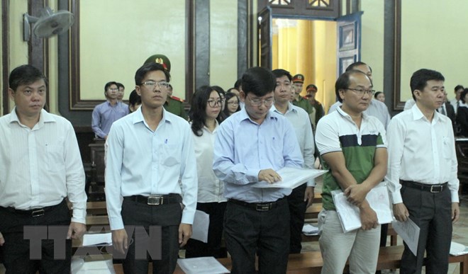 Các bị cáo nguyên là lãnh đạo Navibank hầu tòa sáng 28-2. (Ảnh: Thành Chung/TTXVN)