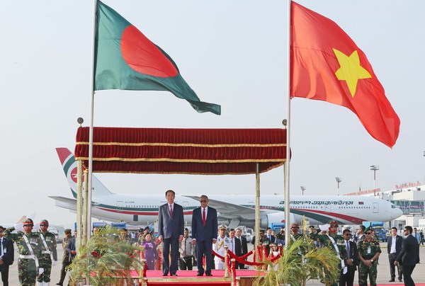 Chủ tịch nước Trần Đại Quang và Tổng thống Cộng hòa Nhân dân Bangladesh Mohammad Abdul Hamid trên bục danh dự tại lễ đón. (Ảnh: Nhan Sáng/TTXVN)