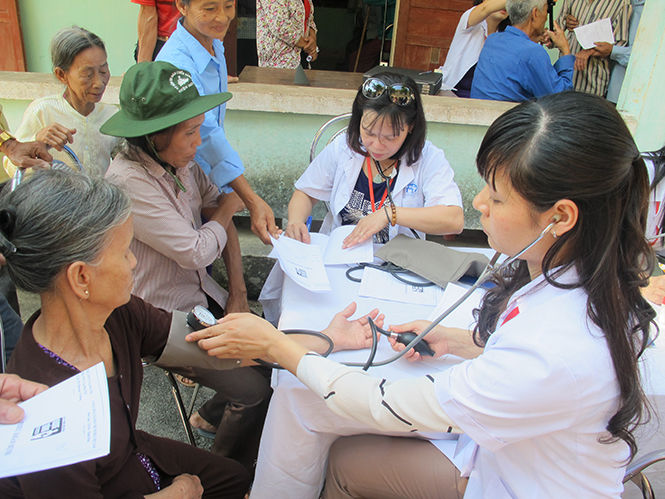 Nữ cán bộ y tế luôn nhiệt tình tham gia các hoạt động nhân đạo hướng về cộng đồng.