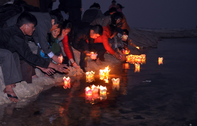  Cán bộ và nhân dân huyện Quảng Ninh đã thả đèn hoa đăng dọc bờ biển, nguyện cầu anh linh các liệt sỹ được an lạc, siêu thoát nơi cõi vĩnh hằng.