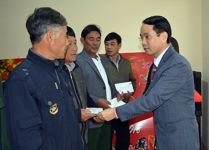 Đại diện lãnh đạo huyện Quảng Ninh tặng quà các cựu quân nhân đã công tác, chiến đấu tại đảo Gạc Ma.