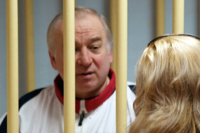 Cựu điệp viên Nga Sergei Skripal (trái) tại một phiên xét xử của Tòa án quân sự Moskva ngày 9-8-2006. (Ảnh: AFP/TTXVN)