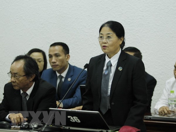 Luật sư Nguyễn Thị Minh Châu bào chữa cho bị cáo Nguyễn Xuân Sơn tại phiên tòa. (Ảnh: Lâm Khánh/TTXVN)