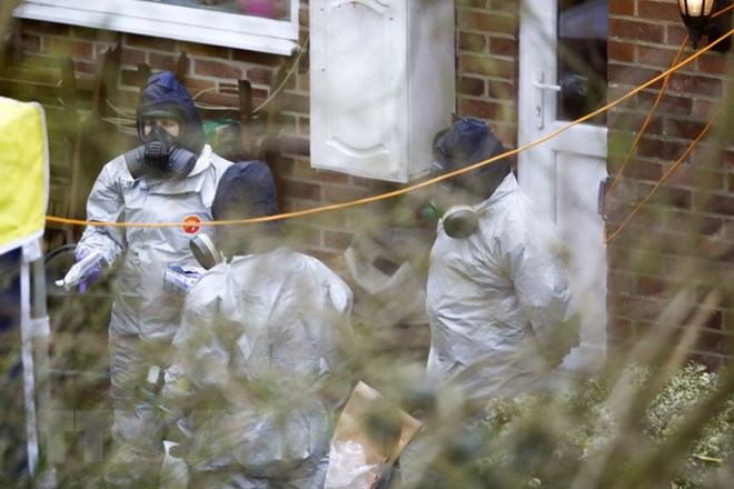 Nhân viên cơ quan cứu trợ khẩn cấp Anh điều tra tại nhà riêng cựu điệp viên Skripal ở Salisbury (Anh) sau vụ đầu độc ngày 22-3. (Nguồn: AFP/TTXVN)