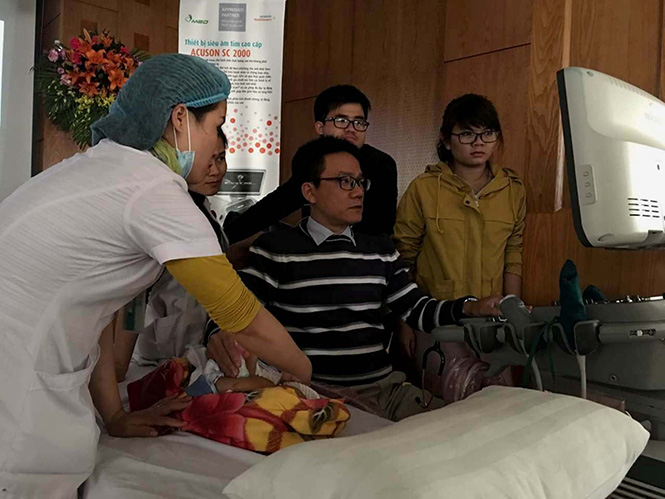 Bác sĩ Lê Minh Khôi đang khám bệnh cho bé Thành Đạt tại Bệnh viện hữu nghị Việt Nam-Cu Ba Đồng Hới.