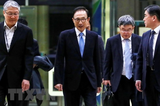 Cựu Tổng thống Hàn Quốc Lee Myung-bak (thứ 2, trái) tại Văn phòng công tố quận trung tâm Seoul ngày 15-3. (Nguồn: Yonhap/TTXVN)