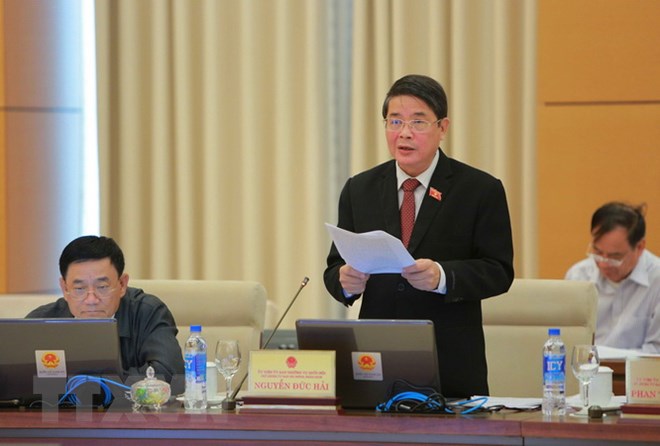 Chủ nhiệm Ủy ban Tài chính Ngân sách của Quốc hội Nguyễn Đức Hải trình bày báo cáo thẩm tra. (Ảnh: Dương Giang - TTXVN)