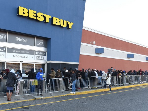 Khách hàng xếp hàng dài chờ mua sắm bên ngoài cửa hiệu ở Norwalk Connecticut, Mỹ. (Nguồn: AFP/TTXVN)