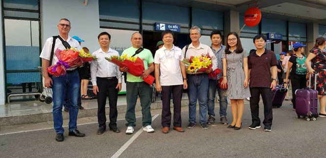 Đại diện lãnh đạo Bệnh viện hữu nghị Việt Nam - Cu Ba Đồng Hới đón các chuyên gia y tế của Cu Ba tại sân bay Đồng Hới.
