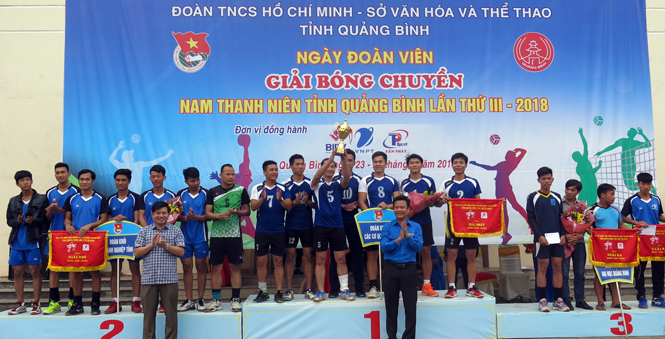 Ban tổ chức trao giải cho các đội bóng chuyền nam đạt thứ hạng cao tại giải bóng chuyền nam thanh niên lần thứ 3.