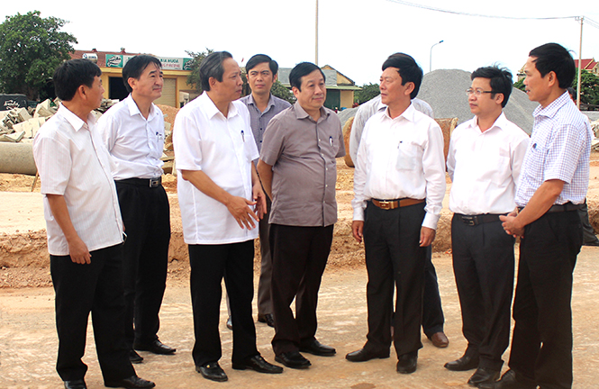 Đồng chí Hoàng Đăng Quang, Ủy viên Trung ương Đảng, Bí thư Tỉnh ủy, Chủ tịch HĐND tỉnh ủy cùng đại diện lãnh đạo Sở Xây dựng kiểm tra việc thực hiện Đề án nâng cấp thị trấn Hoàn Lão lên đô thị loại IV.