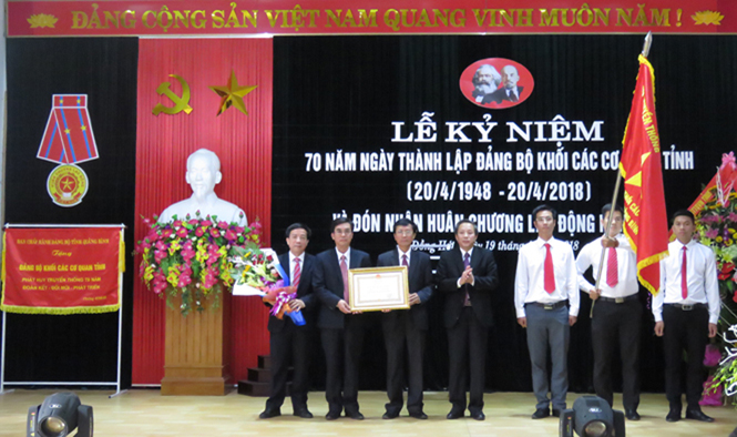 Thừa ủy quyền của Chủ tịch nước, đồng chí Bí thư Tỉnh ủy đã trao tặng Huân chương Lao động Hạng nhì cho Đảng bộ Khối CCQ tỉnh 
