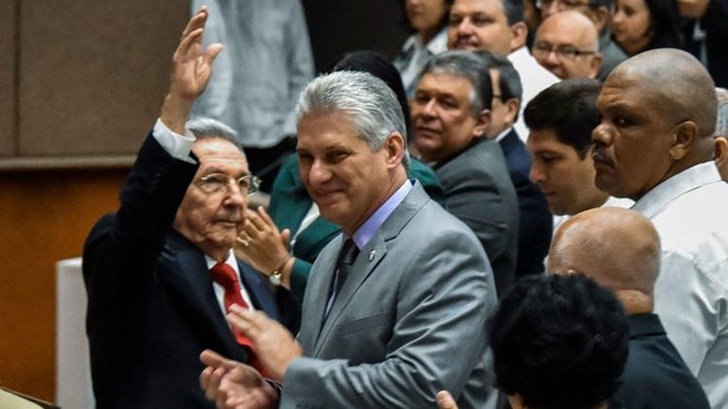 Ông Raul Castro (trái) và người kế nhiệm Miguel Díaz-Canel Bermúdez (giữa). (Nguồn: AFP)