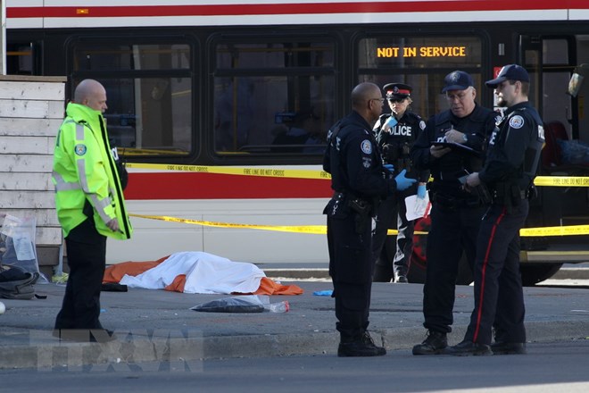 Cảnh sát phong tỏa hiện trường vụ xe tải lao vào đám đông người đi bộ ở Toronto ngày 23-4. (Nguồn: AFP/ TTXVN)