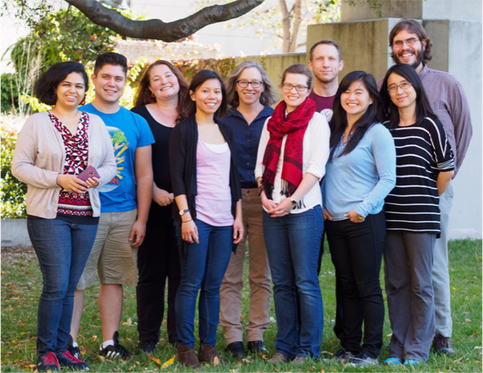 TS. Hoàng Dương (thứ 4 từ trái qua) cùng nhóm nghiên cứu xuất sắc tại viện UC Berkeley's Miller - Ảnh: NVCC