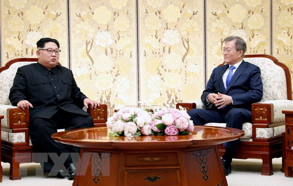 Nhà lãnh đạo Triều Tiên Kim Jong-un (trái) và Tổng thống Hàn Quốc Moon Jae-in tại cuộc gặp ở Panmunjom ngày 27-4. (Nguồn: Yonhap/TTXVN)