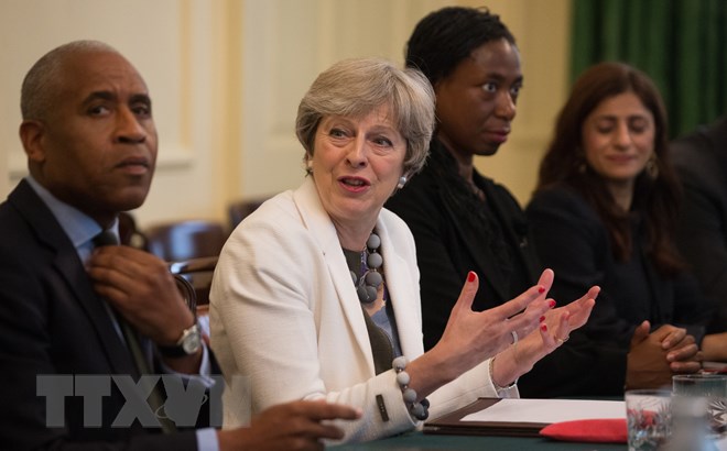 Thủ tướng Anh Theresa May (thứ 2, trái) chủ trì một cuộc họp nội các ở London. (Nguồn: AFP/TTXVN)