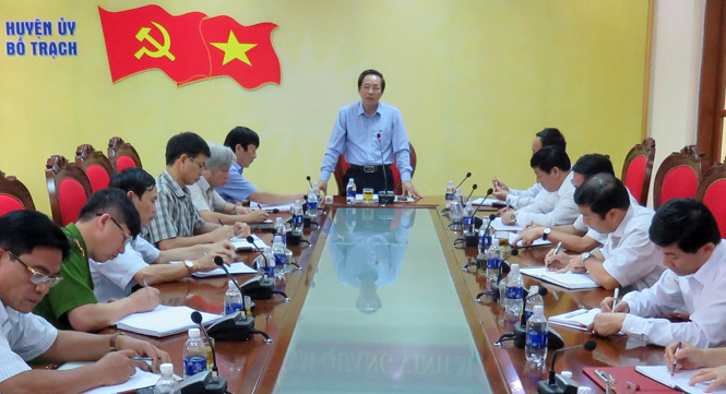 Đồng chí Bí thư Tỉnh ủy Hoàng Đăng Quang tại buổi làm việc với Ban Thường vụ Huyện ủy Bố Trạch về vụ việc sai phạm của cán bộ xã Hoàn Trạch tháng 4-2016