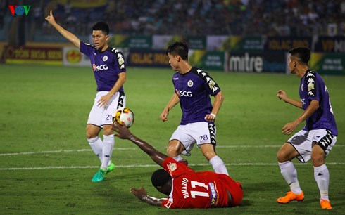 Hà Nội FC (áo tím) có trận hòa chật vật nhưng cũng đủ để vào bán kết. (Ảnh: Trọng Phú)