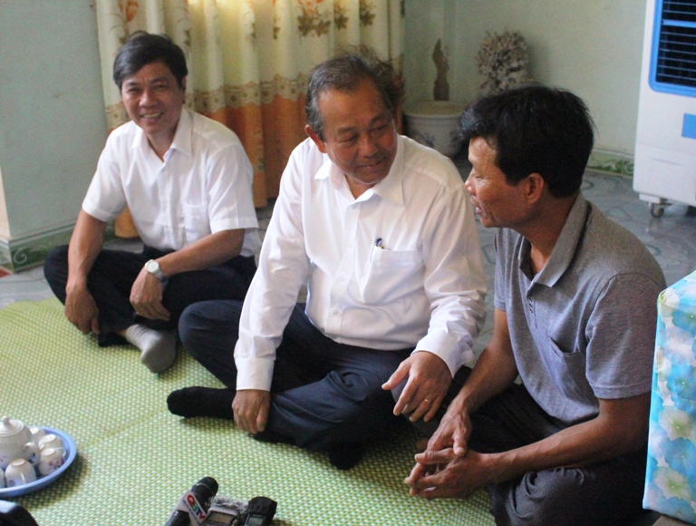 Đồng chí Phó Thủ tướng Thường trực Chính phủ Trương Hoà Bình chuyện trò với người dân xã Quang Phú (thành phố Đồng Hới)