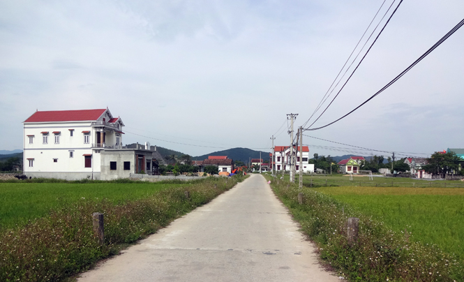 Những con đường kiên cố, thoáng đãng góp phần giúp thôn Tiền Phong giảm thiểu tai nạn giao thông đáng kể.