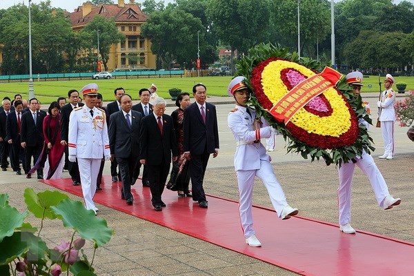 Lãnh đạo Đảng, Nhà nước và đại biểu Quốc hội đặt vòng hoa và vào Lăng viếng Chủ tịch Hồ Chí Minh. (Ảnh: Dương Giang/TTXVN)