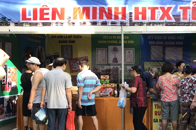 Gian hàng của Liên minh HTX tỉnh Quảng Bình có rất đông người đến xem và mua các loại hoàng hóa.