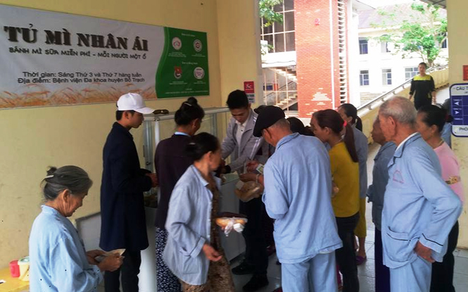 Tủ bánh mì nhân ái tại Bệnh viện đa khoa huyện Bố Trạch.