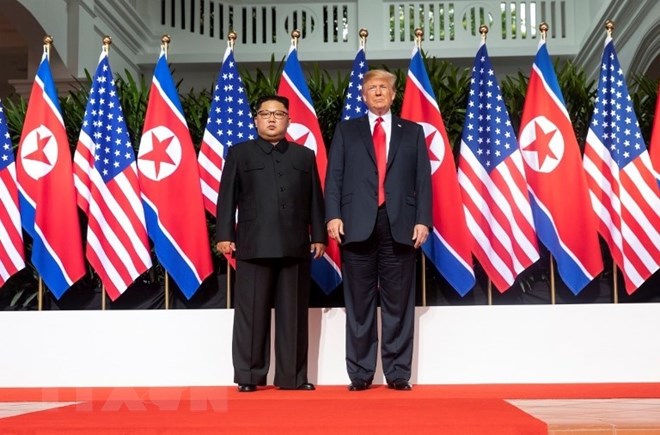 Tổng thống Mỹ Donald Trump (phải) và nhà lãnh đạo Triều Tiên Kim Jong-un tại cuộc gặp thượng đỉnh Mỹ- Triều ở Singapore ngày 12-6. (Nguồn: YONHAP/ TTXVN)