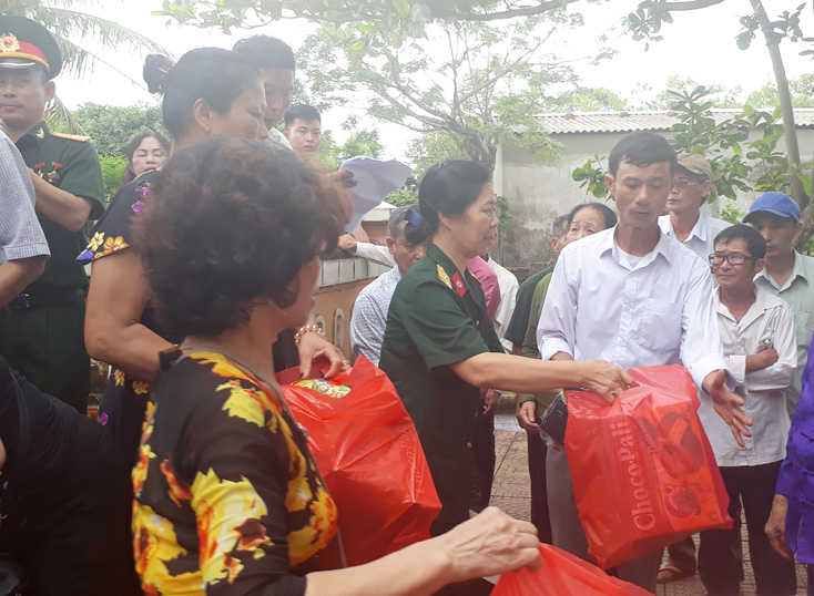 Tri ân gia đình các liệt sỹ tại xã Sơn Thủy