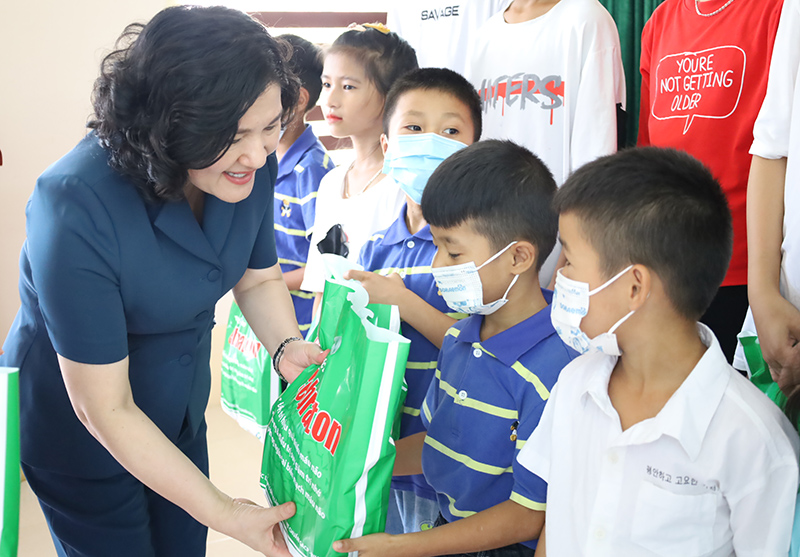 Thứ trưởng Bộ LĐ-TB và XH tặng quà cho trẻ em có hoàn cảnh đặc biệt khó khăn