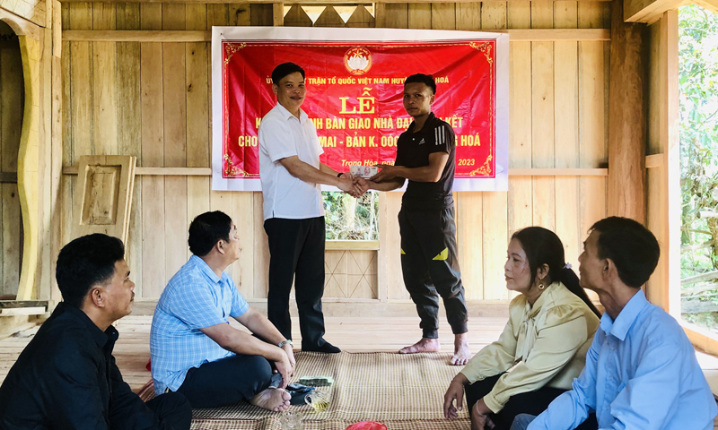 Minh Hóa: Bàn giao nhà "Đại đoàn kết" cho hộ nghèo